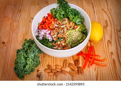Bowl of kale salad with avocado and almonds cetogene version