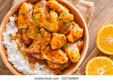 Schüssel mit orangefarbenem Huhn und weißem Reis