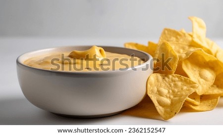 A bowl of queso cheese sauce with a side of tortilla chips Foto stock © 