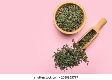 Tazón y cuchara con té verde seco sobre fondo de color