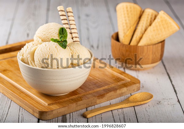 Bowl with vanilla ice cream\
balls.