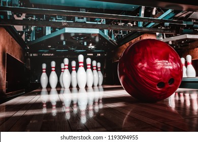 Bowlingball und Pins