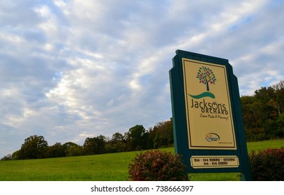 Bowling Green KY/USA - October 27, 2013 : Jackson's Orchard Entrance