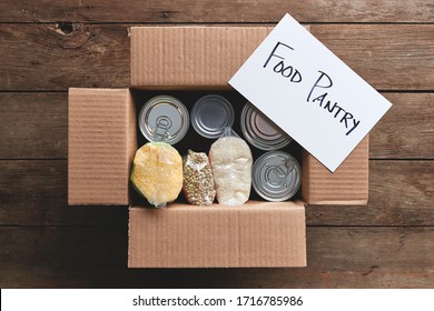 eine Schachtel voller Nahrungsmittel für die Lieferung einer Lebensmittelgruppe.