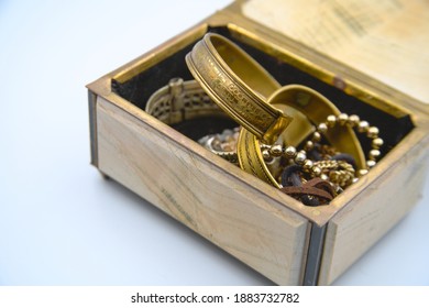 Box, Jewelry Box. Gold Bracelet. Old Gold Jewelry For Cleaning.