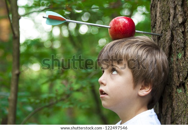 リンゴを頭に当て矢を射抜いた少年 の写真素材 今すぐ編集