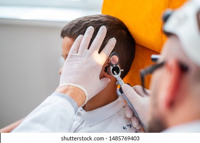 Junge beim Check-up bei Otolaryngologin