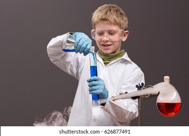 4,712 Kid Doing Science Experiment Images, Stock Photos & Vectors ...