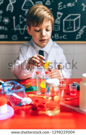 Similar – Ein Kind, das spielt, um Chemiker zu werden, mit bunten Flüssigkeiten.