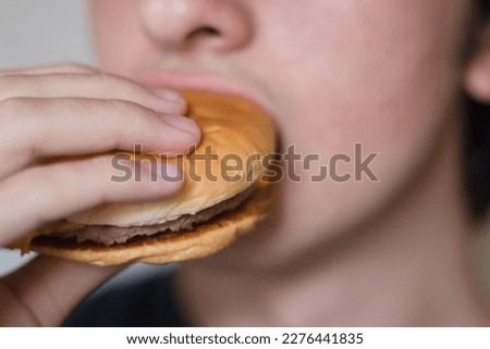 Similar – Foto Bild lecker Hamburger Hand