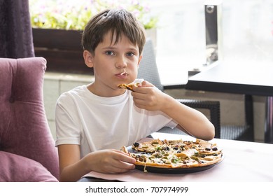 Boy Eating Pizza Italian Restaurant Stock Photo 707974999 