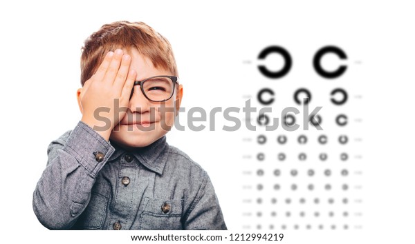 眼鏡で片目を覆う目の検査を受けた少年 の写真素材 今すぐ編集