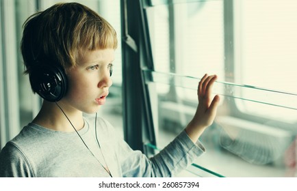 menino com fones de ouvido
