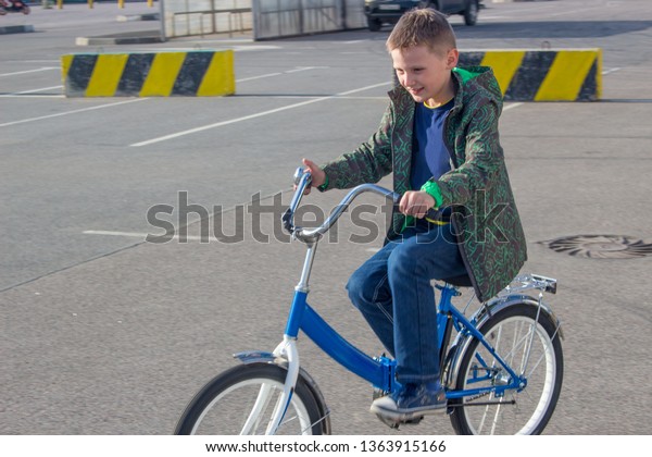 The boy learns to ride a\
bike