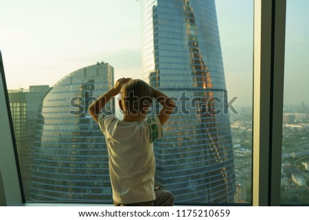 Similar – Foto Bild Unbekannter Mann mit kleinem Mädchen vor der Skyline von Manhattan, New York City