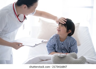 A Boy With A Nurse And A Patient Sitting In Bed.Translation: 