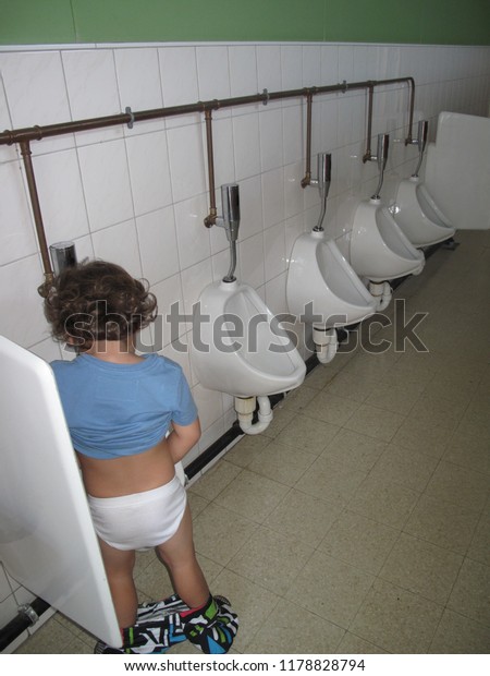 Boy Pee Toilet Foto De Stock Edi