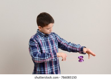 Boy performing advanced yoyo tricks