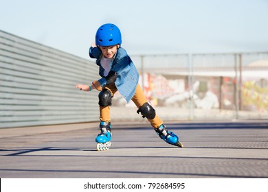Мальчик езда на роликовых коньках на открытом скейт-парке