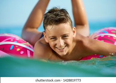 BOY TEENWAY FLOATS INFLATABLE CIRCLE AT SEA