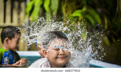 Boy Tried On To Explode Water Balloons To His Head By Squeeze Water Balloons By His Hands