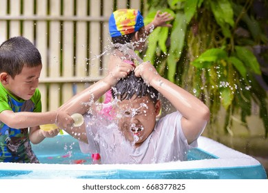 Boy Tried On To Explode Water Balloons To His Head By Squeeze Water Balloons By His Hands