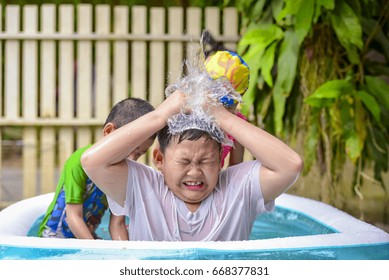 Boy Tried On To Explode Water Balloons To His Head By Squeeze Water Balloons By His Hands