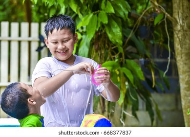 Boy Tried On To Explode Water Balloons To His Head By Squeeze Water Balloons By His Hands