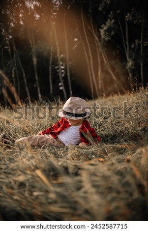 Foto Bild Junge Frau ruht auf einem Weizenfeld.