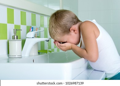 Junge waschen das Gesicht im Badezimmer.Der Anfang eines neuen Tages