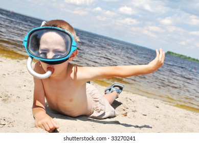  Boy Wearing Mask And Snorkel