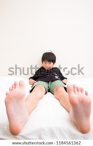 A boy who deformed his feet like the hero of anime