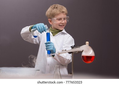 43,698 Child Science Experiment Images, Stock Photos & Vectors ...