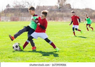 Jungen spielen Fußball auf dem Feld