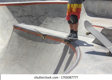 
Jungen, die in einem Park Skateboarden praktizieren
