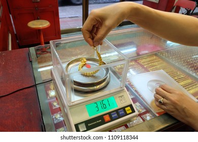 Bracelet On A Gold Digital Scale For Pawn Or Seller At Gold/pawn Shop.