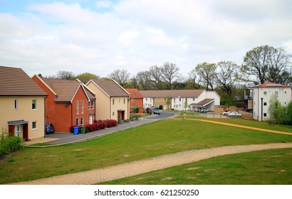 Bracknell, England - April 12, 2017: A Variety Of Contemporary Home Styles On A Modern Housing Estate With A Green Space Out Front In Bracknell, England