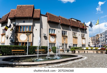 BRAD, HUNEDOARA, ROMANIA - SEPTEMBER 05, 2021:  Brad City Hall And The Artesian Fountain Next To The Building.