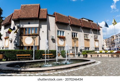 BRAD, HUNEDOARA, ROMANIA - SEPTEMBER 05, 2021:  Brad City Hall And The Artesian Fountain Next To The Building.