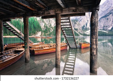 The Braies lake is a fantastic natural lake in South Tyrol
The largest of the Dolomites
In summer the Braies Lake is emerald in color, in winter it is covered with a blanket of ice and snow. 