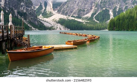 Braies Lake, Italien. Gruppe der traditionellen Ruderboote aus Holz. Alpensee. Ikonische Lage für Fotografen. Malerischer Bergsee in den Dolomiten. Wunderbarer Naturwettbewerb