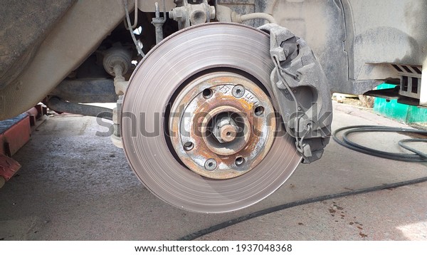 Brake\
discs.Changing tyres in a tyre\
shops.