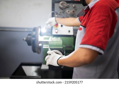 A brake mechanic uses a lathe to automate the car's brake discs - rebuild the brake disc surface in the lathe.