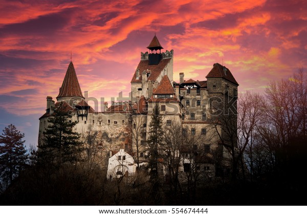 Chateau De Bran Transylvanie Roumanie Connu Photo De Stock Modifiable 554674444