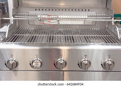 Brand New Stainless Steel Natural Gas Grill On Display In Store At Humble, Texas, US. Close-up Of Grill Knobs With Solid Cooking Grates, Stainless Steel Rods And Warming Rack.