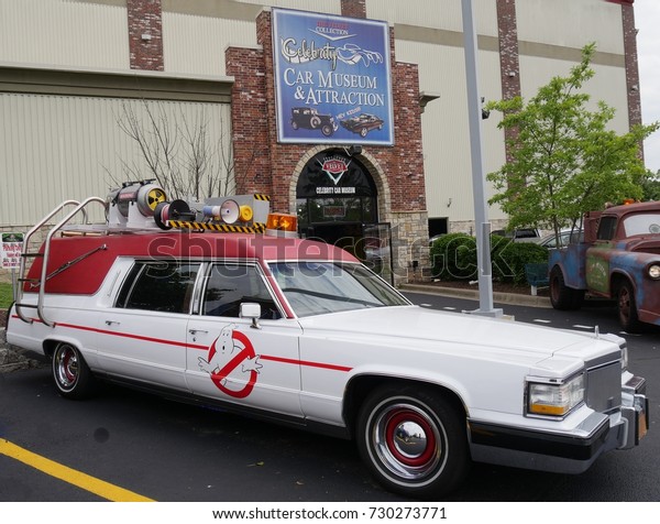 BRANSON, MISSOURI—MAY 2017: Façade of the Celebrity Car\
Museum and Attraction in Branson, with an antique car showcased\
outside. The museum houses cars used by celebrities in various\
movies. 