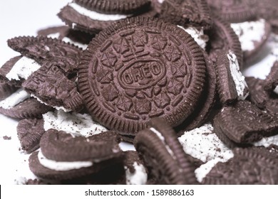 Brasilia, Federal District - Brazil. December, 15, 2019. Oreo Cookie In The Middle Of Other Biscuits In Pieces On A Plate.
