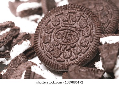 Brasilia, Federal District - Brazil. December, 15, 2019. Oreo Cookies In The Middle Of Other Biscuits In Pieces On A Plate.
