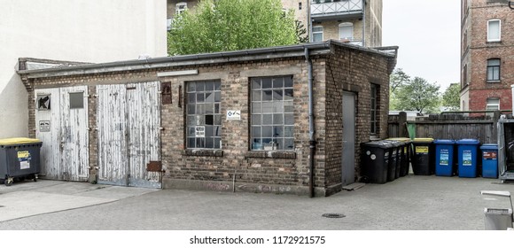 Braunschweig, Lower Saxony, Germany, May 2, 2018: Shabby And Ugly Old Shed In The Backyard Of A Housing Estate In The City Centre Of Brunswick