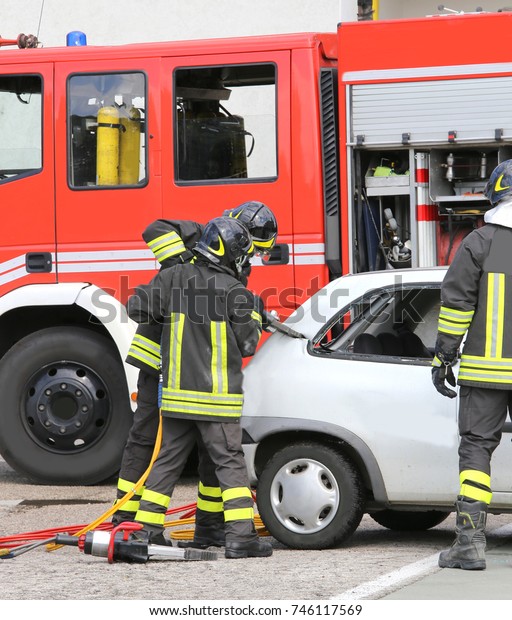 brave firemen cut off the car with shears\
to free the wounded after the road\
accident